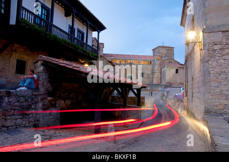 Straße und Stiftskirche, Nachtansicht. Santillana del Mar, Provinz Kantabrien, Spanien. Stockfoto