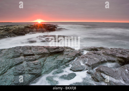 Sonnenaufgang in der Nähe von Brenton Point State Park auf Ocean Road in Newport, Rhode Island. Stockfoto