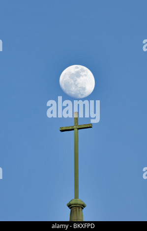 Christian Kreuz auf Kirchturm mit Mond hinter in Kannapolis, North Carolina Stockfoto