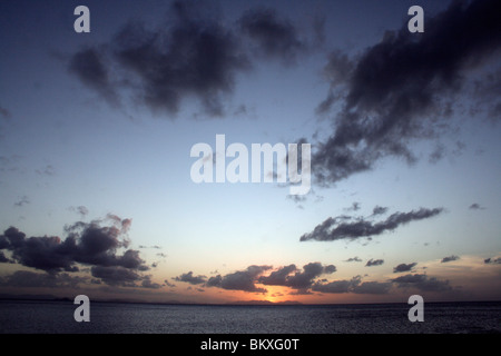 Die Whitsunday Islands Sonnenuntergang von einem touristischen Boot Meer. Stockfoto