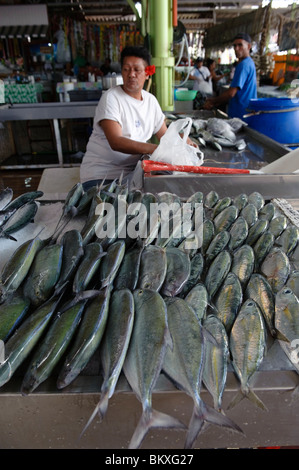 Tahitian Fischhändler auf seinem Stall in der Markthalle in Papeete, Tahiti. Stockfoto