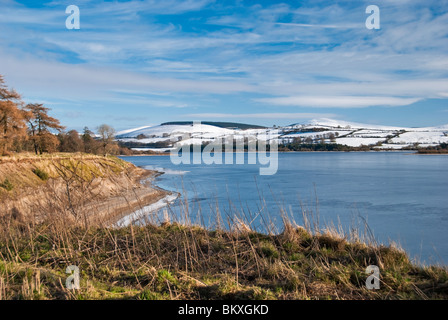 Auf der Suche über das Eis bedeckt Poulaphouca Reservoir in der Grafschaft Wicklow. Stockfoto