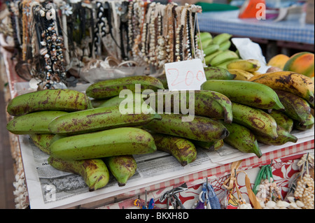 Tahitian Bananen auf einen Stand in der Markthalle in Papeete, Tahiti. Stockfoto