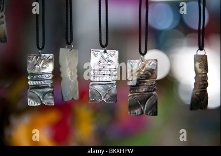 Tahiti Tiki Mutter der Perle Neckalces für den Verkauf auf einem Stand in der Markthalle in Papeete, Tahiti. Stockfoto