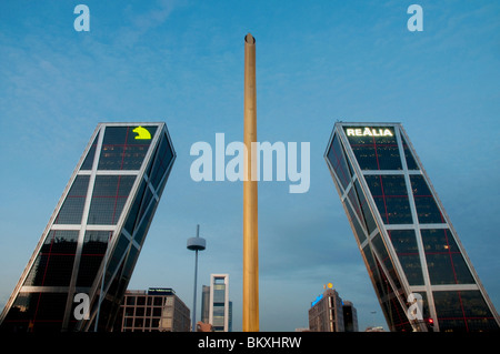 KIO Towers und Calatrava Obelisk in der Abenddämmerung, Plaza de Castilla. Madrid, Spanien. Stockfoto