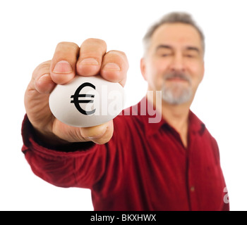 Mann hält weißes Ei mit Eurozeichen (€) geschrieben steht, als Symbol für die Zerbrechlichkeit von Geldangelegenheiten; die sprichwörtliche "Notgroschen". Stockfoto