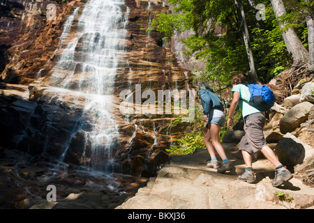 Ein paar Wandern am Arethusa Falls im Crawford Notch State Park in New Hampshire White Mountains. Stockfoto