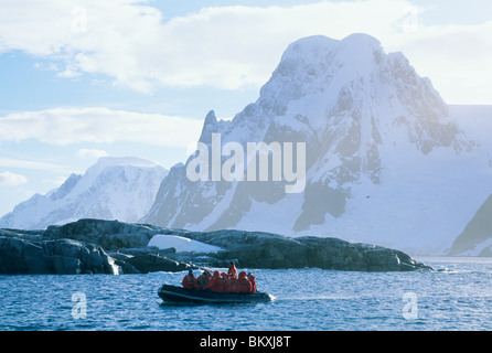 Antarktis, Menschen in Zodiacs für Ufer, Petermann Island, antarktische Halbinsel geleitet. Stockfoto