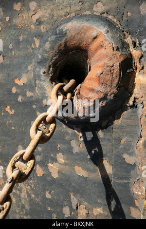 Ein rostiger Anker-Kette und ein Teil eines Schiffswracks an der chilenischen Küste Stockfoto