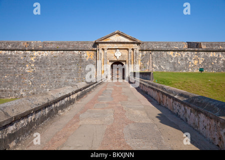 Der Vordereingang Brücke und Tür zum San Felipe del Morro Castle in San Juan, Puerto Rico, West Indies. Stockfoto