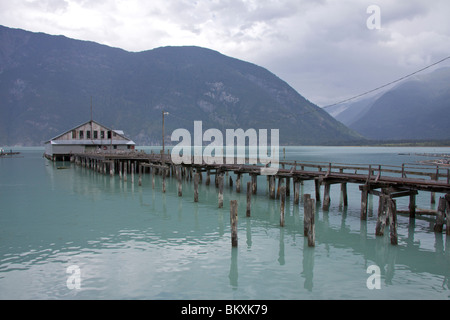 Verfallene Gebäude mit Holzpfählen in Bella Coola am Treffpunkt der blaue Bella Coola Gletscherfluss wharf Stockfoto