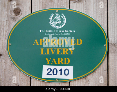 Die British Horse Society Plaque zeigt dieser Hof ist eine zugelassene Livery Yard für 2010. Stockfoto