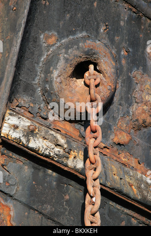 Ein rostiger Anker-Kette und ein Teil eines Schiffswracks an der chilenischen Küste Stockfoto