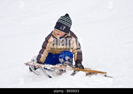Kinder-Schlitten auf kurze Piste im Winter, South Lake Tahoe, Kalifornien, USA. Hier holt ein Junge sich nach einem Absturz. Stockfoto