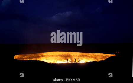 Derweze oder Darvaza, aka als das Tor zur Hölle ist ein riesiger Krater der Verbrennung von Erdgas in der Karakum Wüste in Turkmenistan. Stockfoto