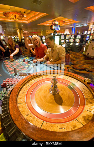Szene auf Gaming-Etage des Casino - begeisterten Spielern Wette als Roulette Rad dreht, South Lake Tahoe, Nevada, USA. Stockfoto