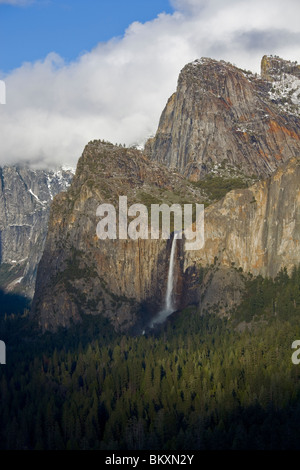 Yosemite Nationalpark, Kalifornien: Bridalveil Falls im Yosemite Valley, von dem Aussichtspunkt im Tunnel View Stockfoto