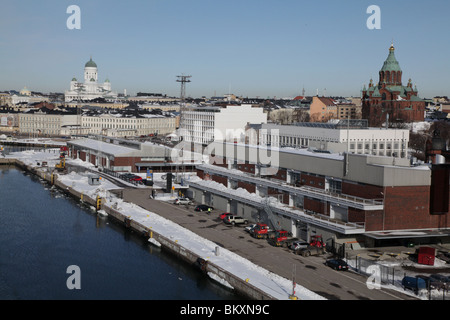 HELSINKI HAFEN WINTER: Helsinki Haupthafen Viking Line Terminal Docking von Viking Line Fähre Mariela Winter Cathedral Ospenski Orthodox, Finnland Stockfoto