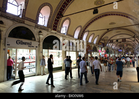 Käufer in den großen Basar in Istanbul, Zentraltürkei in Europa. Stockfoto