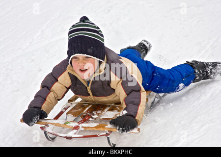 Kinder-Schlitten auf kurze Piste im Winter, South Lake Tahoe. Hier kommt ein Junge bergab mit einem entschlossenen Blick auf seinem Gesicht Stockfoto