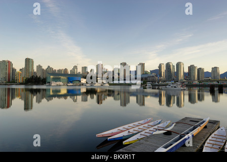 Skyline von False Creek in der schönen Stadt Vancouver mit ruhenden Drachenboote im Vordergrund. Stockfoto