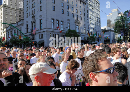 Masse Höhe von Menschen versammelten sich für eine friedliche Veranstaltung in der Innenstadt von Vancouver. Stockfoto