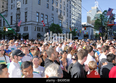 Masse Höhe von Menschen versammelten sich für eine friedliche Veranstaltung auf den Straßen der Innenstadt von Vancouver City. Stockfoto