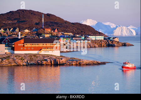 Ein Fischerboot und Eisberge aus dem Jacobshavn Gletscher in Ilulissat, Grönland Stockfoto