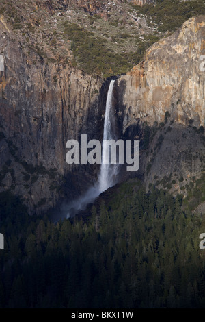 Yosemite Nationalpark, Kalifornien: Bridalveil Falls im Yosemite Valley, von dem Aussichtspunkt im Tunnel View Stockfoto