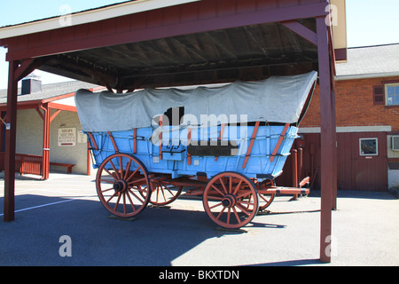 Conestoga Wagen auf dem Display an der Vogel-in-Hand-Bauernmarkt in Lancaster County, PA Stockfoto