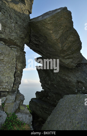 Knacken Sie im Gefallenen Felsen bekannt als The White Lady Devon Kalkfelsen auf der Castle Rock, Valley Of The Rocks, Exmoor, Devon Stockfoto