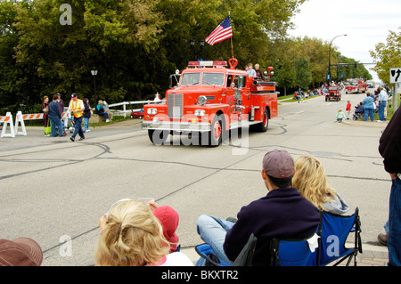 Feuerwehr und Rettungsdienst Fahrzeuge im Brandfall aufbringen Parade. Stockfoto