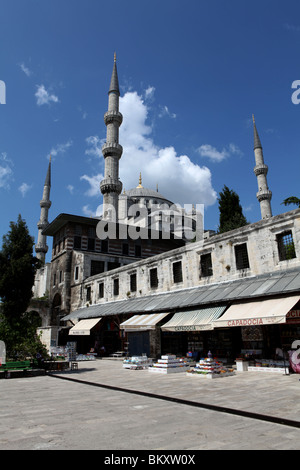 Sultan Ahmed Mosque oder blaue Moschee mit ihren hoch aufragenden Minaretten als gesehen von einem öffentlichen Platz in Istanbul, Türkei. Stockfoto