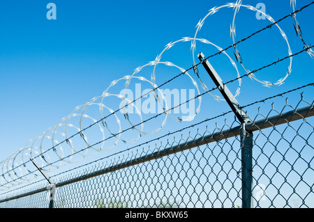 Stacheldraht, Stacheldraht und Kettenglied ergeben zusammen einen Sicherheitszaun. Stockfoto