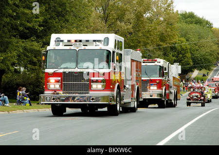 Feuerwehr und Rettungsdienst Fahrzeuge im Brandfall aufbringen Parade. Stockfoto