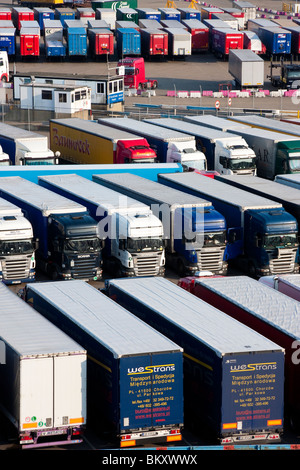 Nahaufnahme von Lkw-, Lkw- und Lkw-Reihen in einem LKW-Park im Hafen von Dover. Auf Fähren nach Frankreich und Belgien warten LKWs, die in Linien geparkt sind. Stockfoto