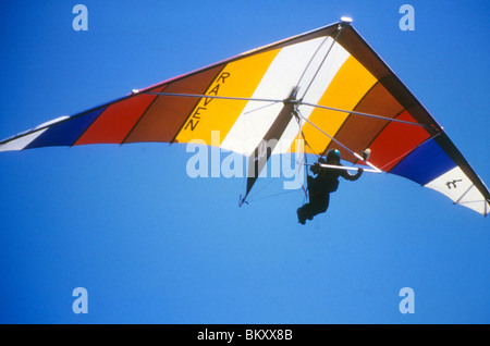 Drachen Drachenfliegen fliegen Kite Stoff Sport begeistern Gefahr Gefahr Geschick Nervenkitzel Spaß Erholung Übung Farbe Soar blauer Himmel sicher Stockfoto