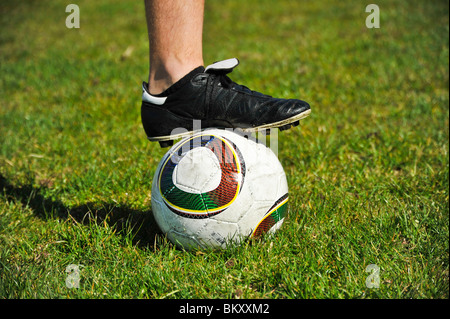 Eine Nahaufnahme von einem männlichen Fußballspieler Fuß auf einem Fußball Stockfoto