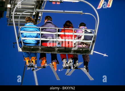 Leute sitzen am Skilift Stockfoto