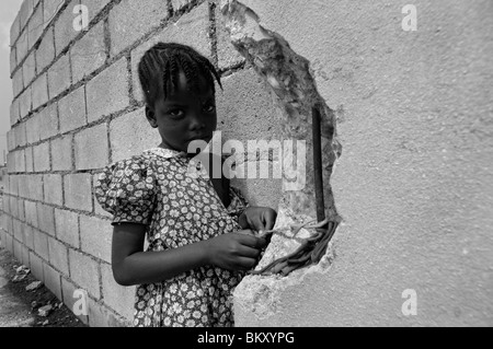 Ein junges Mädchen in einem temporären provisorischen Wohnung Verbindung in einem Vorort von Port-au-Prince, nachdem eine Erdbeben der Stärke 7,0 Haiti am 12. Januar 2010 traf Stockfoto