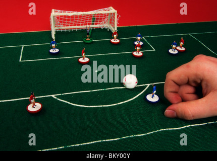 Person Subbuteo Tabelle Fußball spielen Stockfoto