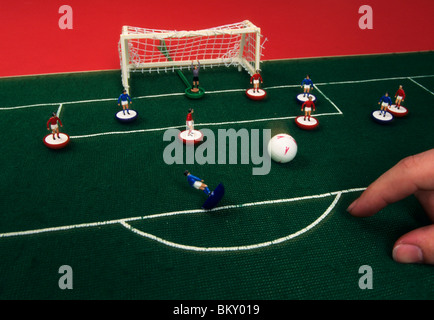 Person Subbuteo Tabelle Fußball spielen Stockfoto