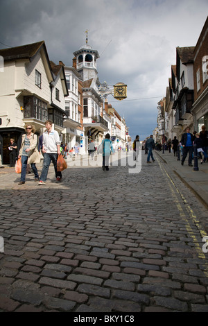 Fußgänger Fuß entlang der gepflasterten Hauptstraße in Guildford, Surrey, England. Stockfoto