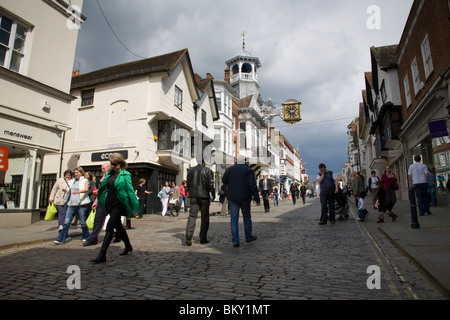 Fußgänger Fuß entlang der gepflasterten Hauptstraße in Guildford, Surrey, England. Stockfoto