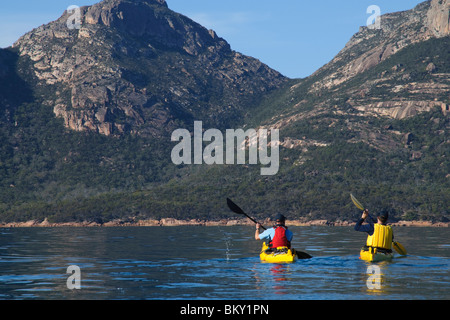 Meer Kajakfahrer an einem ruhigen Morgen in Coles Bay, Freycinet National Park, Tasmanien, Australien. Stockfoto