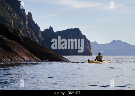 Ein Kajakfahrer Meer Paddel in Richtung Meeresklippen auf Schouten Insel, Freycinet National Park, Tasmanien, Australien. Stockfoto