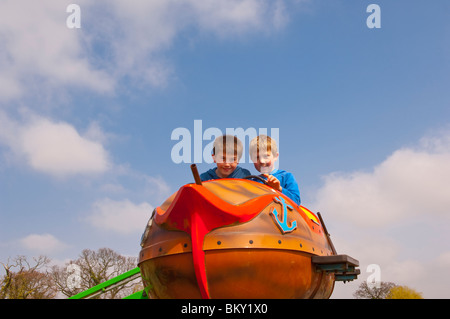 Ein MODEL Release Bild der Kinder auf der Kirmes im Wroxham Scheunen Centre in Wroxham, Norfolk, England, Großbritannien, Uk Stockfoto