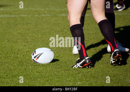 Zwei Männer stehen oben Rugby-ball Stockfoto