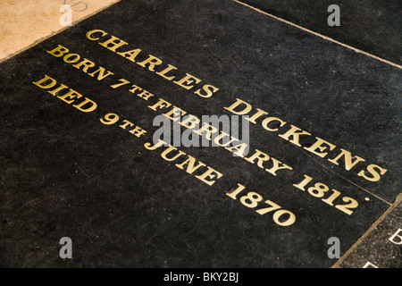 Autor Autor Grab "Charles Dickens'. Poets Corner "südlichen Querschiff. La Westminster Abbey Iglesia: England UK: En el Reino Unido Stockfoto