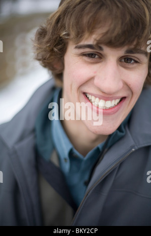 Porträt des jungen Mann lächelnd außerhalb im Winter. Stockfoto